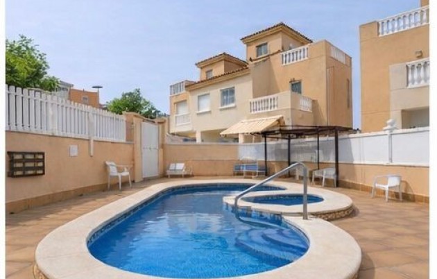 Venta - Casa adosada - Torrevieja - Centro de Torrevieja
